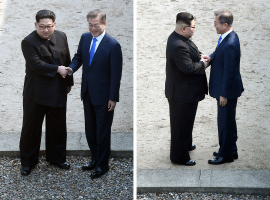 문재인 대통령과 북한 김정은 국무위원장이 27일 경기 파주시 판문점 군사분계선 앞에서 남과 북을 오가며 악수 하고 있다.  한국공동사진기자단